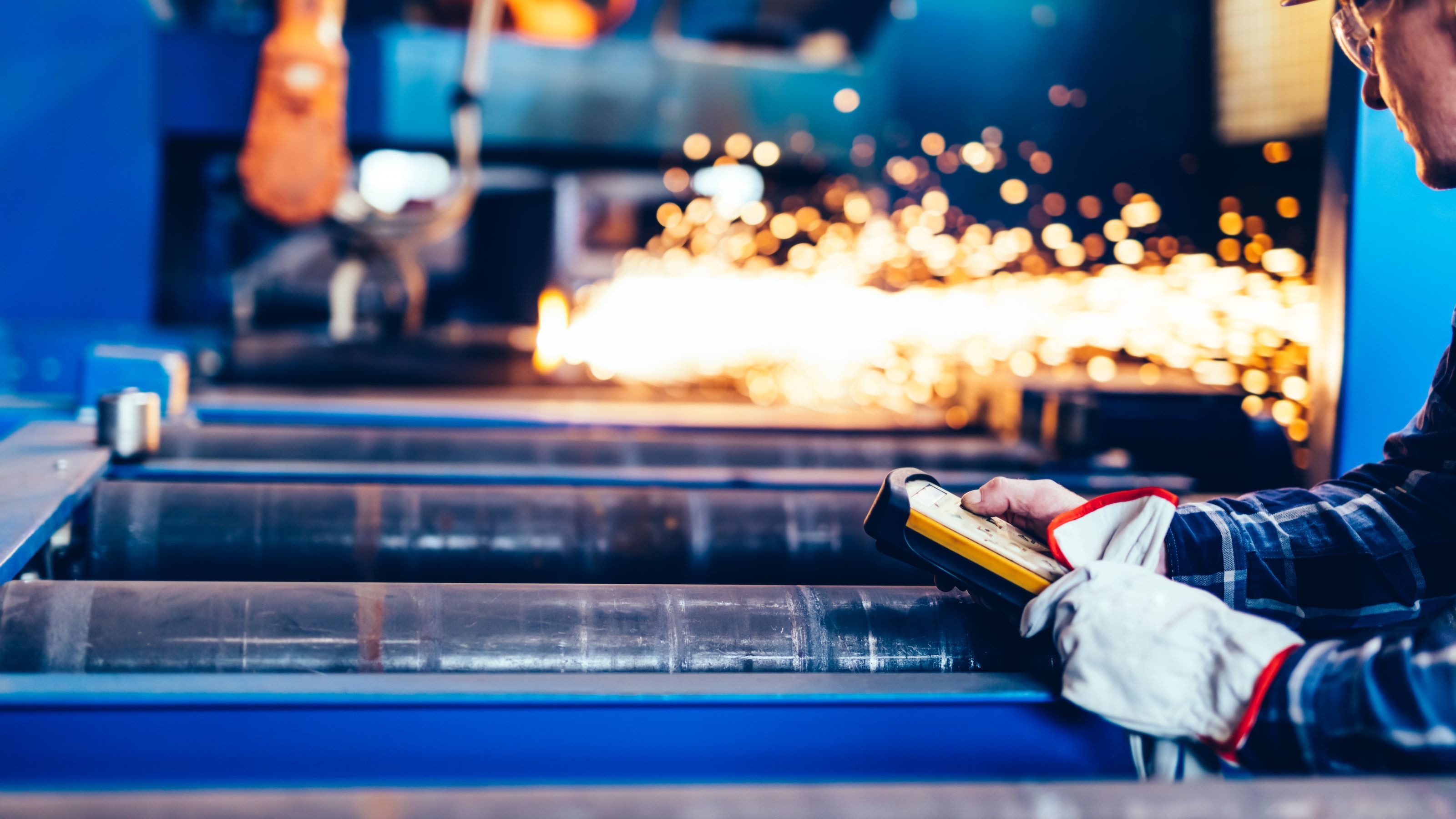 Maquinaria en funcionamiento en un taller industrial