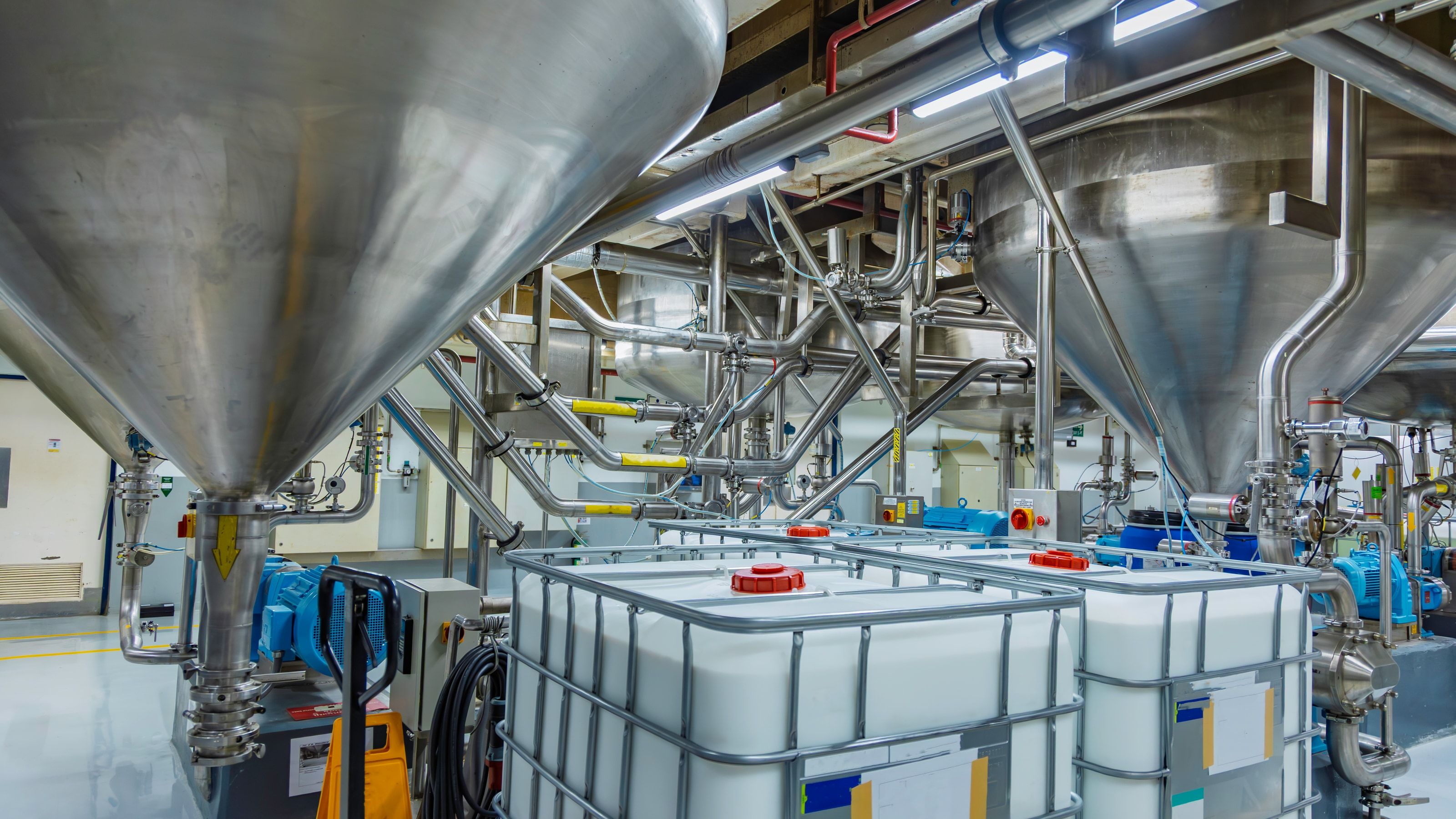 Tanques verticales de acero inoxidable en una planta química