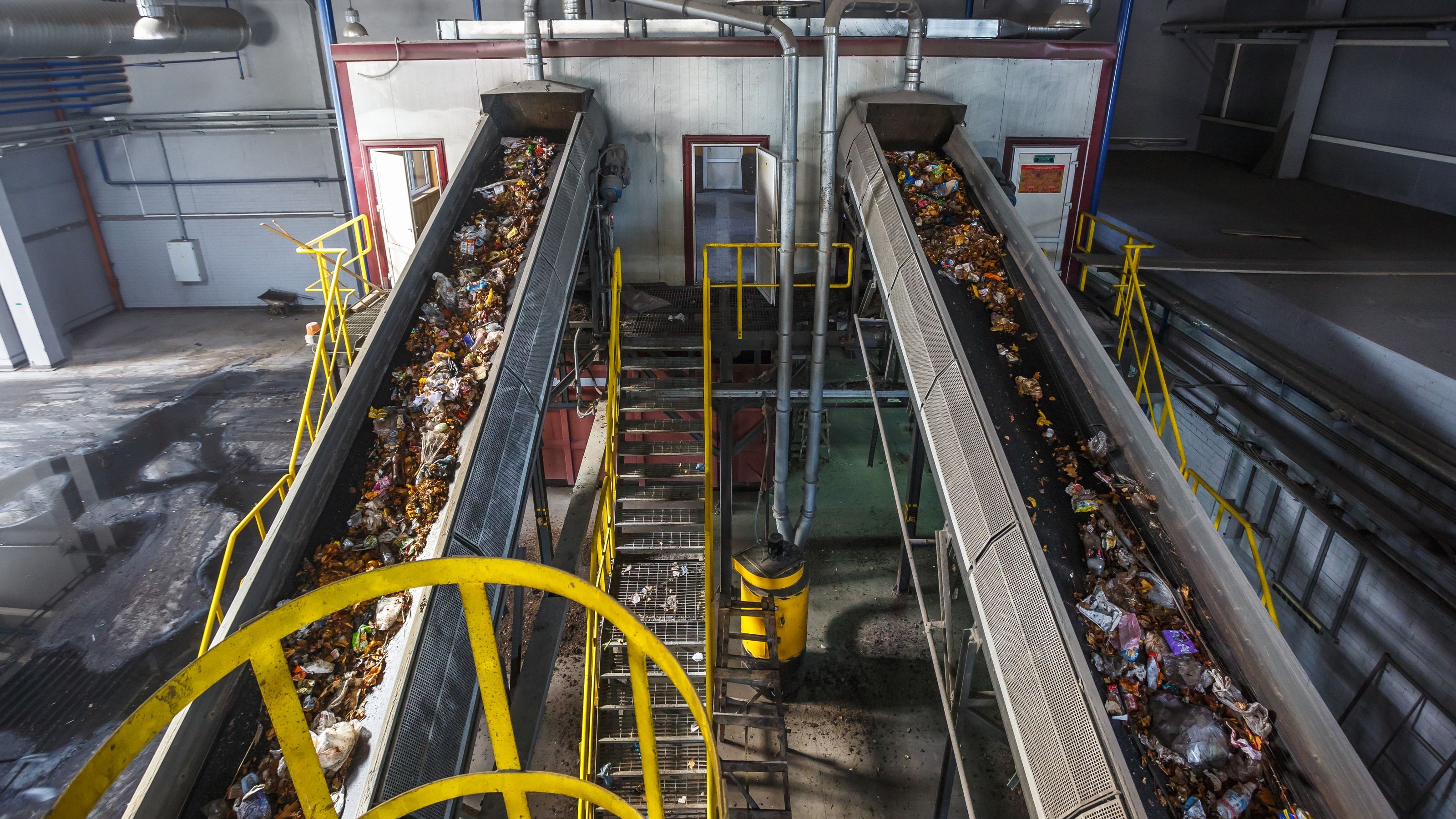 Cinta transportadora en una planta moderna de reciclaje de residuos